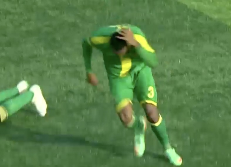 BBCSport's tweet photo. "It's men against..bees."

A football match in Tanzania was stopped due to a swarm of bees. 

Watch: https://t.co/koPpi84U22 https://t.co/vEn95hTksv