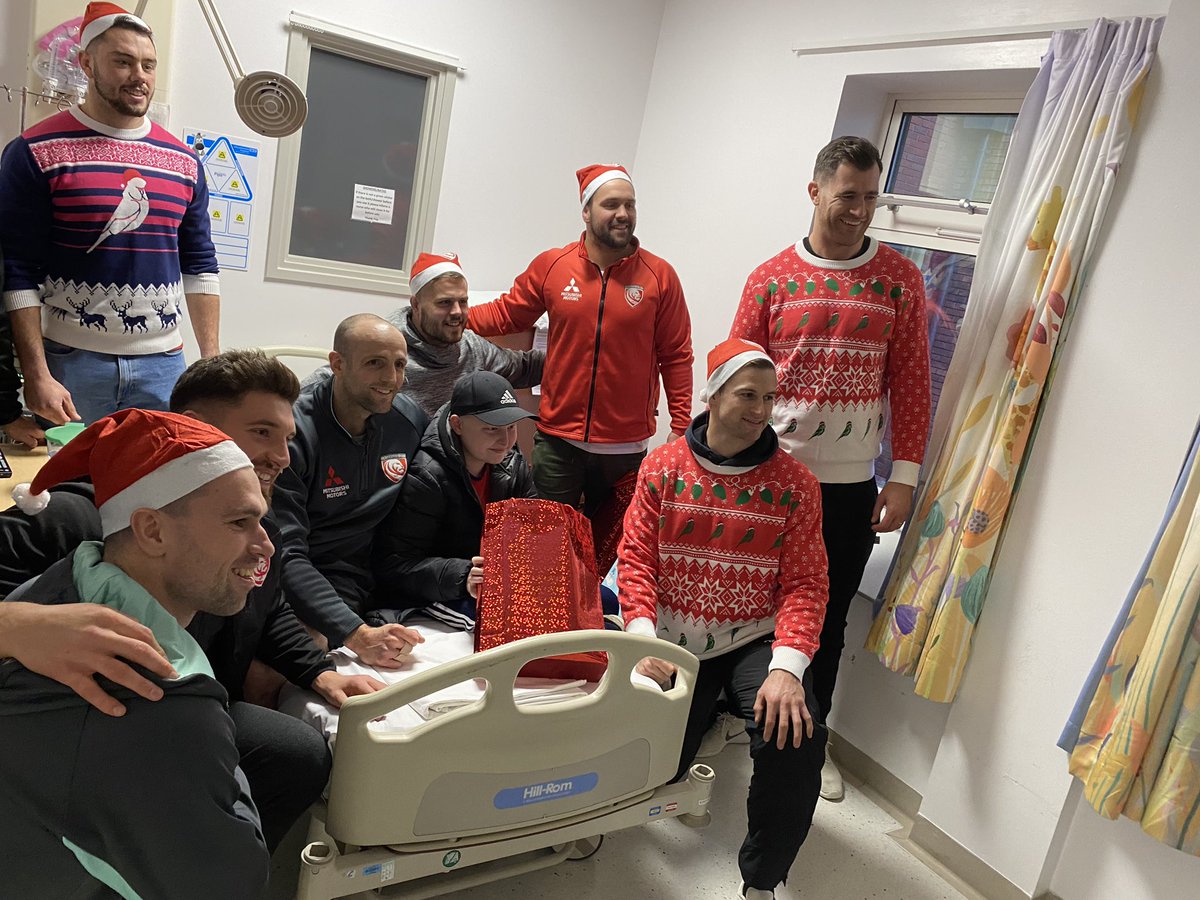 🎄 This afternoon, players surprised patients in the children's centre at Gloucester Hospital to give out presents and take the time to chat with the children and their parents to spread some festive cheer! 🎅🏼 

<a href="/PiedPiperAppeal/">Pied Piper Appeal</a> | <a href="/gloshospitals/">Gloucestershire Hospitals NHS Foundation Trust</a>