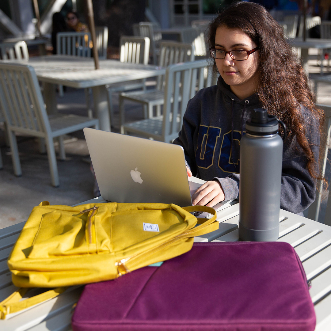 Need a new pair of headphones or a case for your laptop? 🎶 This is the last week to get 30% off* bags and headphones online! 🎒 Deal ends Dec 31. Check out the sale: bit.ly/32LFBTC
.
.
Online only. Excludes Apple® and Beats® products. No special orders.