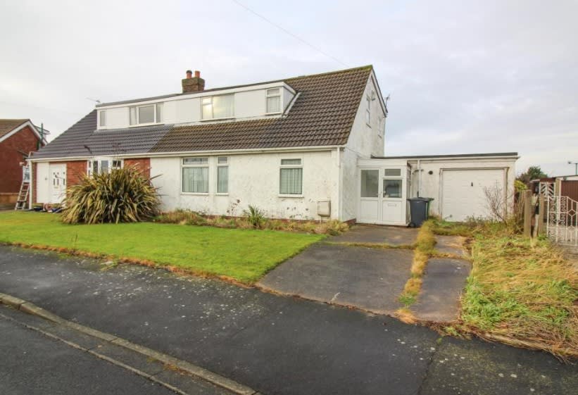mustbesold's tweet image. **CONISTON AVENUE, KNOTT-END-ON-SEA, FY6 0DR - £150,000**

Requires refurbishment throughout but sold chain free and located close to the sea front

rightmove.co.uk/property-for-s…
