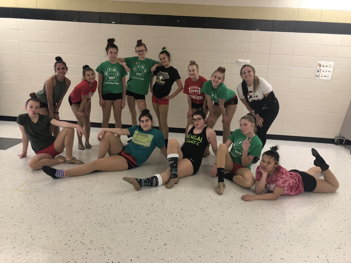 oakforestdance's tweet photo. Merry Christmas from our family to yours! 💚❤️ #wabw #bengaldance #christmas #winterbreakishere #iwillbe #dontbeagrinch https://t.co/fFaV2E3Y3j