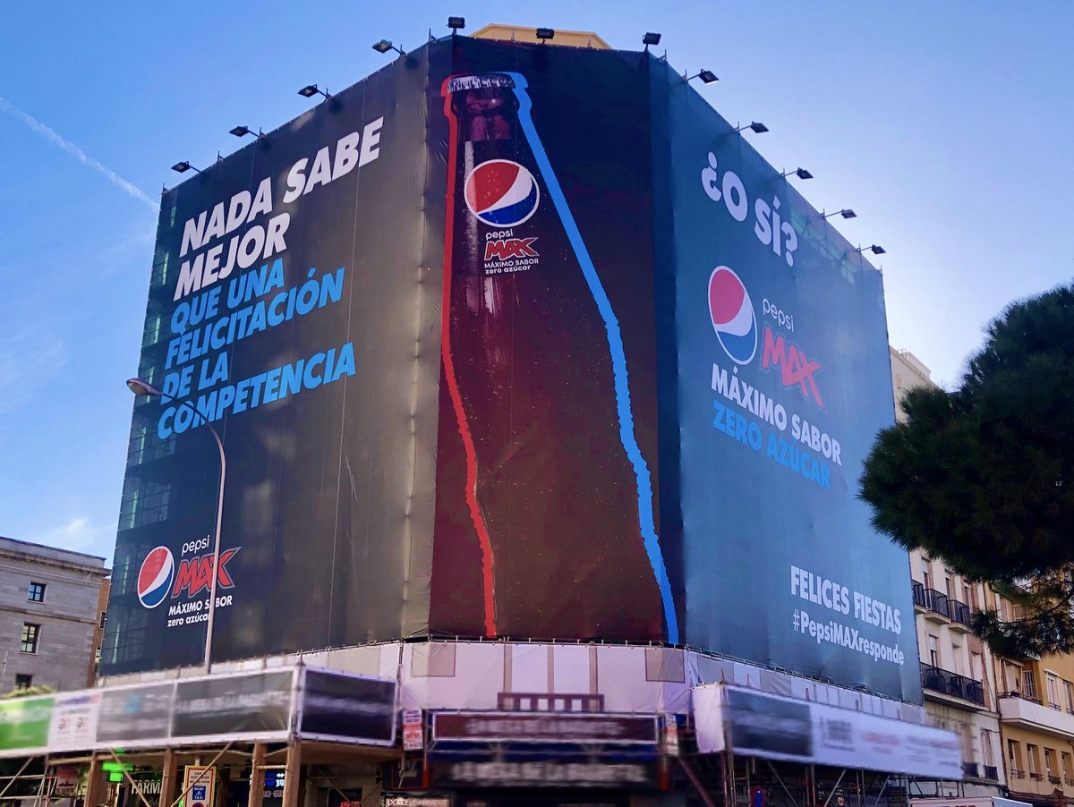 lacriaturacreat's tweet photo. Pepsi ha respondido la felicitación de Coca-Cola con otra lona publicitaria 😂

La han instalado en Nuevos Ministerios, justo en frente de la de su competidor 

👉 Os cuento más aquí: https://t.co/LDMBGzI53g https://t.co/oaQDDnmGaC