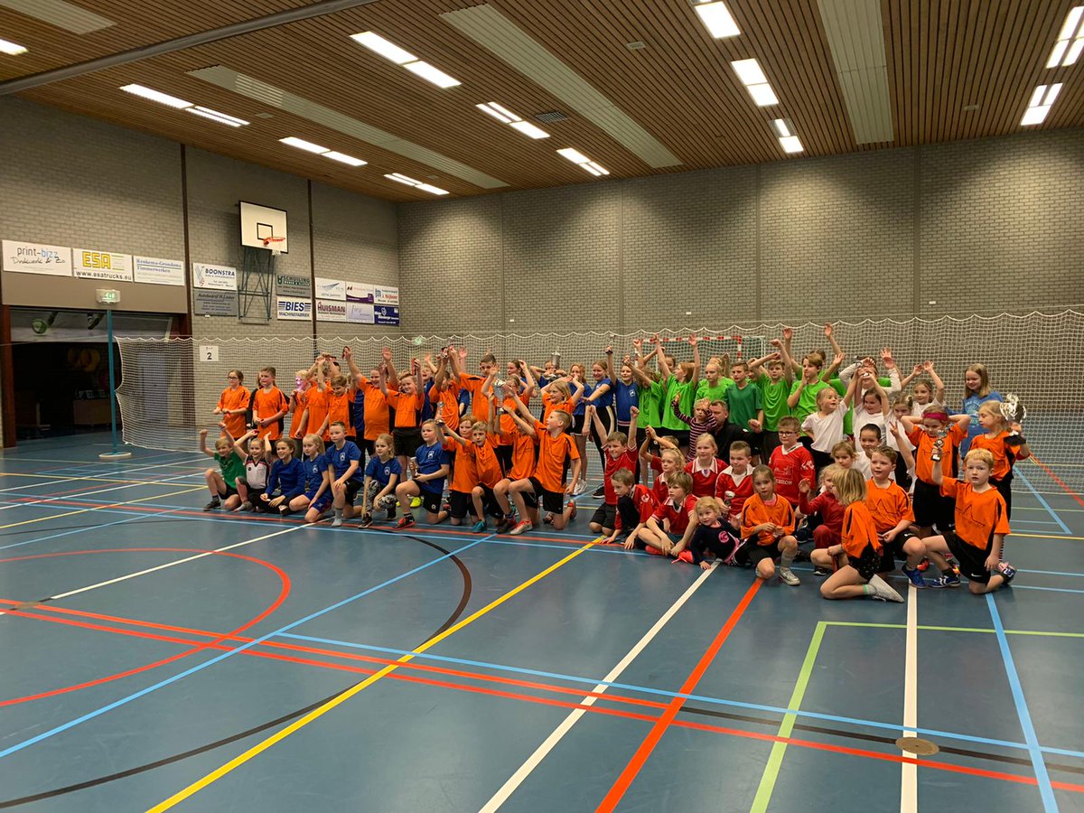 NKC organiseer korfbaltoernooi in Marum. Quadraten scholen doen mee. Sport verbroedert.