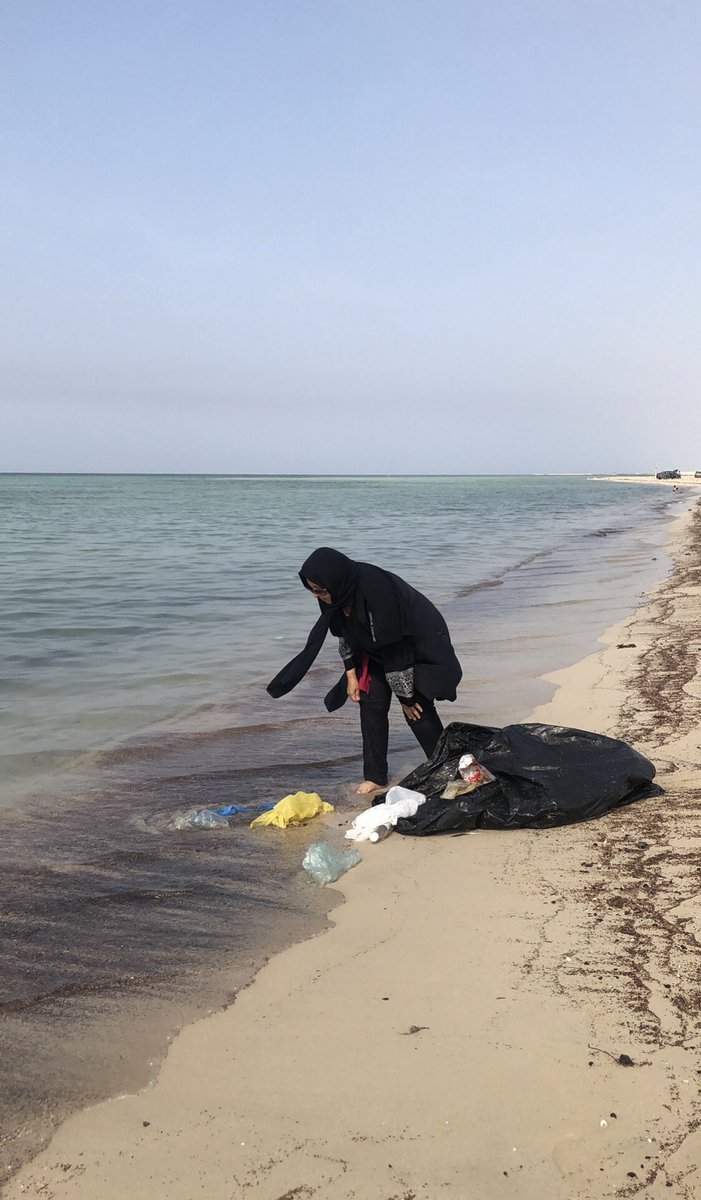 duaymo's tweet photo. رحنا نتمشى في خليج سلمان، الصور تبين الفرق قبل وبعد ما قررت ماما تدخل البحر وتنظف المكان بنفسها. https://t.co/x4z3NgBZQI