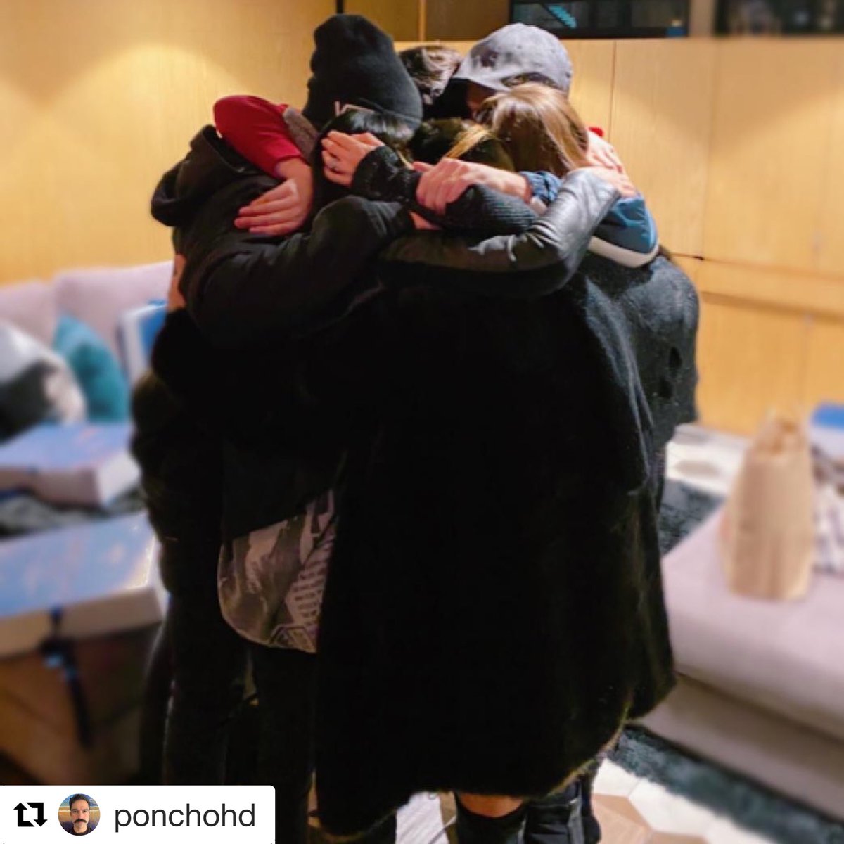 HugoGloss's tweet photo. OMGGGGGGGGGGGG! ALGUÉM #SALVAME QUE ESTOU PASSANDO MAL!!! 11 ANOS DEPOIS E ELES FINALMENTE SE REUNIRAM!!! Todos os seis integrantes do #RBD (@anahi; @ponchohd; @dulcemaria; @maiteoficial; Christian Chavez e @christophervuck) acabam... https://t.co/VzQuavZHJf (Foto: @ponchohd) https://t.co/1yg9Z8neYU