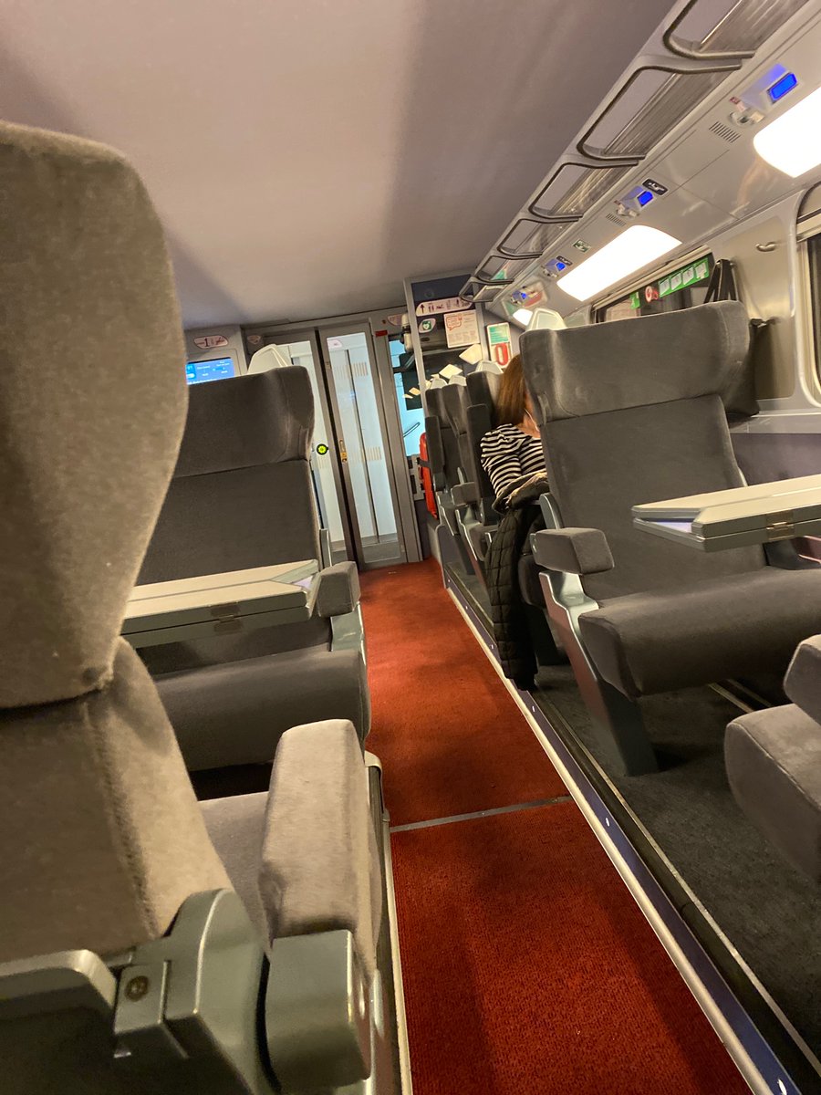 BernardRosset's tweet photo. @Serrez_A_Droite @mariette94val @EmmanuelMacron Super de tout cœur avec vous et moi dans le TGV Lausanne Paris cool le train est presque vide les toilettes sont propres . On voyage dans le silence ! Merci les CGT et GJ abrutis grâce à vous on retrouve les plaisirs d’autrefois https://t.co/ygbS7Vm3mI