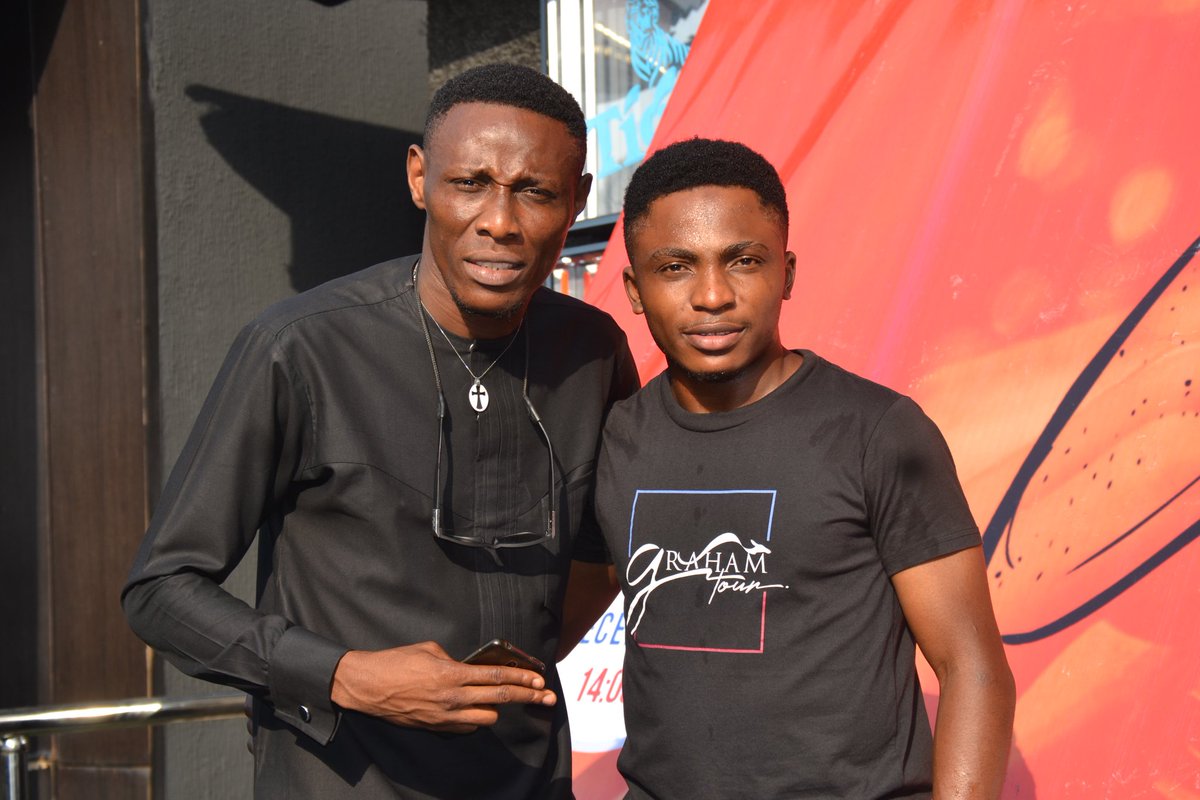 EzemmuoOfSports's tweet photo. #KnockOut2019
Man had to take shots with these Stars! 😍
The Pidgin commentator of the Federal Republic @Sawadinho1 and @Inside_PH1
Thanks guys! 🙏🏽 https://t.co/eljKR4j8hE