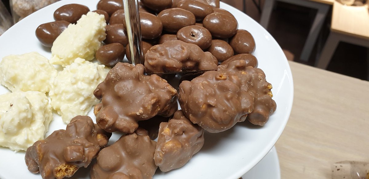 Nog even uurtje koopavond. Kerstpakketten maken. Verleidelijke chocolade en noten in zakjes, bakjes en cadeaukokers scheppen. Kom proeven!