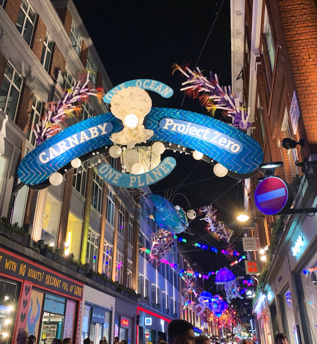 ট ইট র 𝖸𝗈 𝖮𝗄𝖺𝖽𝖺 𝖧𝗈𝗐𝖾𝗅𝗅𝗌 ロンドン繁華街 カーナビーストリートのクリスマスデコレーション 海のカーニバルっぽくてとても素敵 ロンドン散歩