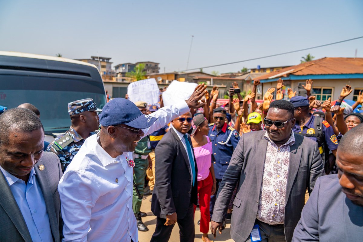 jidesanwoolu's tweet photo. Today at Ojokoro, I commissioned 31 roads in fulfilment of my campaign promise to the people of the area a year ago. These roads were awarded by previous administrations and abandoned since 2017. https://t.co/uotuXGEh8f