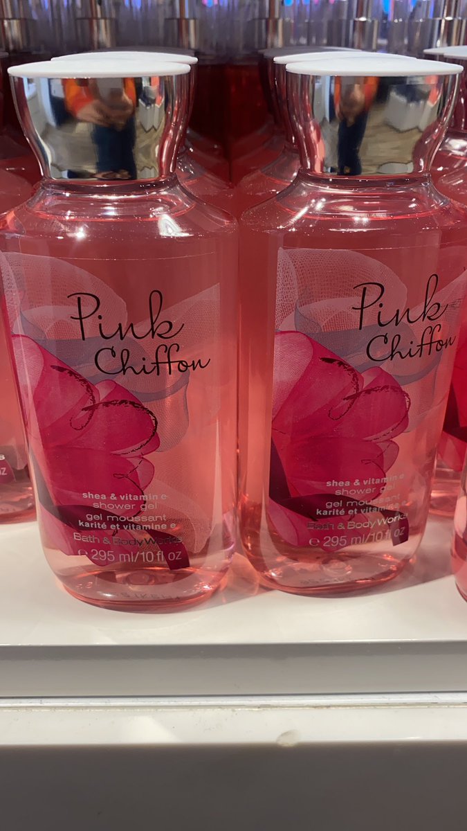 IntanSyfns's tweet photo. Korang body mist kat BBW RM29 je 😭😭😭 Normal price RM80 tahu. Siapa nak order meh join group kita Link group telegram: 
https://t.co/JC41z0TiS0 . Guyss help me to RT this 😘😘😘 https://t.co/AKSMJASOQh