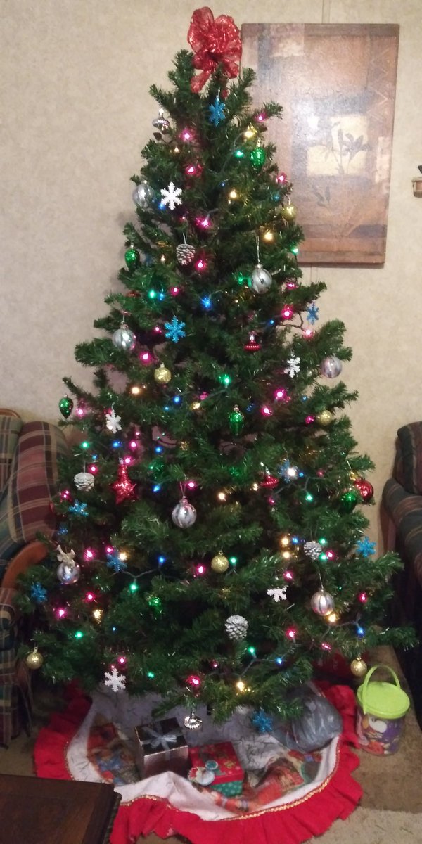 Pure4YouSkincar's tweet photo. We finally finished decorating our Christmas tree.  Thank goodness!
#holidaycheer
#ilovechristmas
#holidaydecor https://t.co/Pu5N8vRJIO