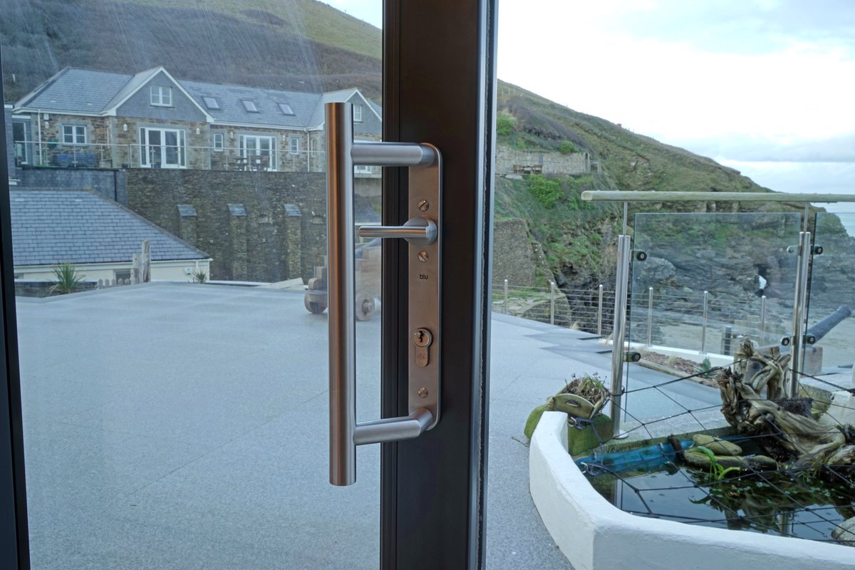 CornishStays's tweet photo. Wow loving our new door handles from @blu_hardware @JoineryHardware - Not only are they super beautiful but they are marine grade stainless steel so WONT RUST by the sea! Woooo 🥳 🌊 https://t.co/A7vzflaWhz