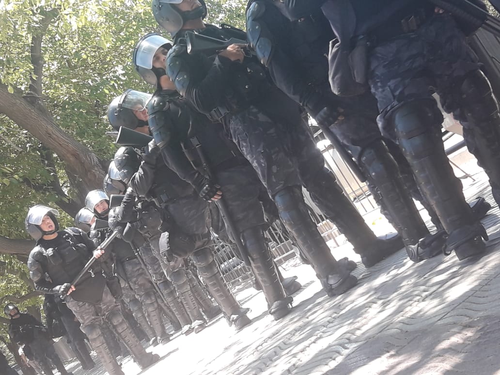 PCA_MDZ's tweet photo. Desde el @PCA_MDZ condenamos la represión orquestada por el gobernador de la UCR @rodysuarez y lo hacemos responsable de todos los incidentes que pudieran darse en el marco de la enorme movilización popular exigiendo la derogación de la modificación a la ley 7722. https://t.co/xdmiVPfGvg