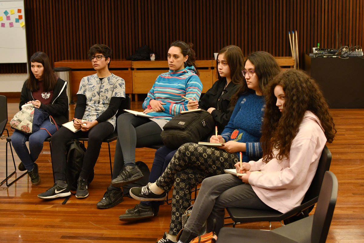 centroGAM's tweet photo. #EscuelaDeVerano En el taller "Jóvenes presentes: dramaturgia de contingencia" la dramaturga Carla Zúñiga enseñará técnicas de escritura para la creación de un texto final sobre el movimiento social actual en Chile. Para jóvenes de 18 a 22 años. #Gratis>> https://t.co/iT69GtTWfA https://t.co/ryOheh5tq6