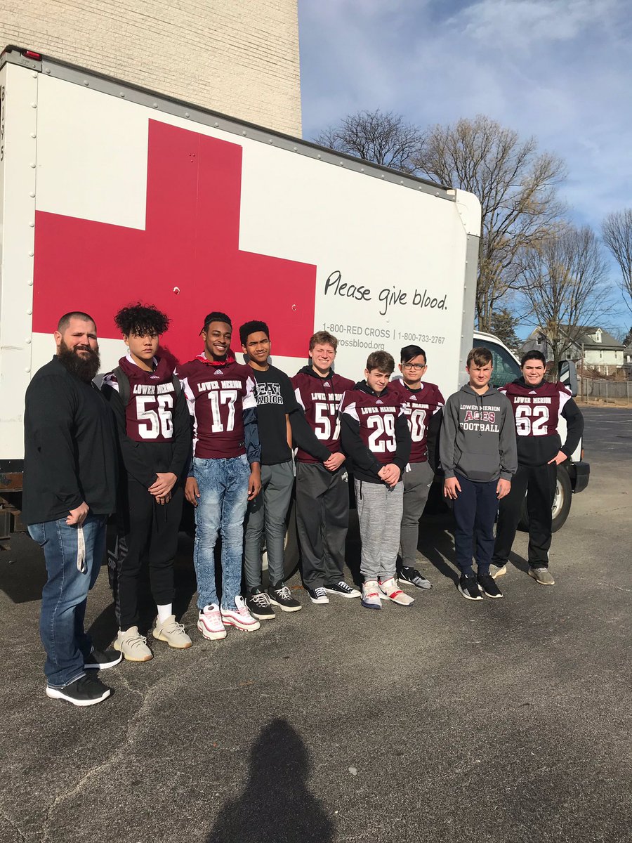 BoostersLmfb's tweet photo. What our players are doing over winter break, giving back to the community, what are your players doing?  Players donating their time to asssit with St Margaret’s Narberth blood drive.  Give the gift of life. Still time to donate. @LMathletics @LowerMerionFB #GiveBlood @lmsdorg https://t.co/ClOJHCNwVT
