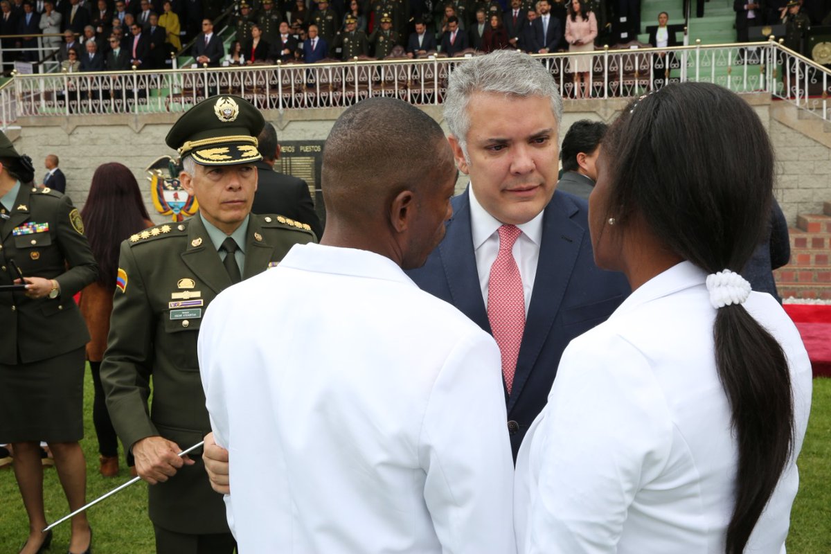 DirectorPolicia's tweet photo. #DiosYPatria a nuestros héroes. En este sagrado campo de ceremonias, el Gobierno Nacional confiere ascenso póstumo al grado de Subteniente a los 22 cadetes que ofrendaron su vida, tras el cobarde atentado a nuestra @EscuelaDCadetes. Paz en sus tumbas.  Acompañamos a sus familias. https://t.co/cSp6Ta4Wi4