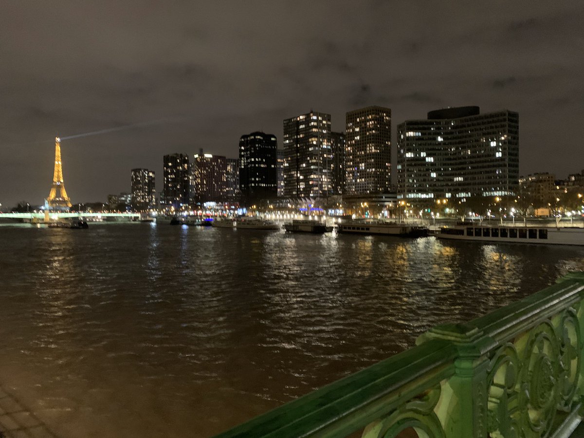 Faridagrlt's tweet photo. Ah .. mais la voilà .. #PontMirabeau la belle illuminée .. My Beauty .. qui fait tout oublier .. et m’accompagne back home ..a gilded and shimmerring reflection against the dark sky and troubled waters ... ✨💫❤️cc @LaTourEiffel @ParisJeTaime #ParisJeT❤️me #Paris15 https://t.co/lvXQj4HmNC