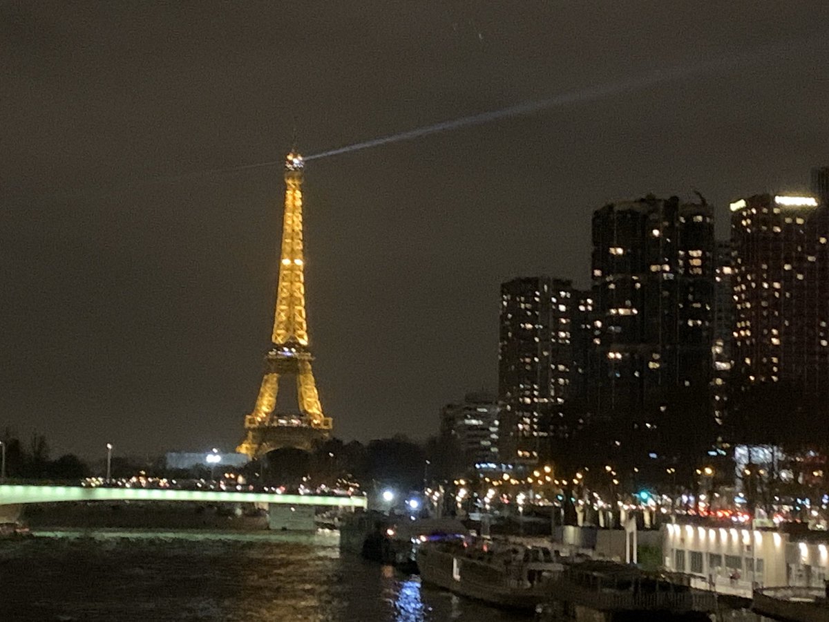 Faridagrlt's tweet photo. Ah .. mais la voilà .. #PontMirabeau la belle illuminée .. My Beauty .. qui fait tout oublier .. et m’accompagne back home ..a gilded and shimmerring reflection against the dark sky and troubled waters ... ✨💫❤️cc @LaTourEiffel @ParisJeTaime #ParisJeT❤️me #Paris15 https://t.co/lvXQj4HmNC