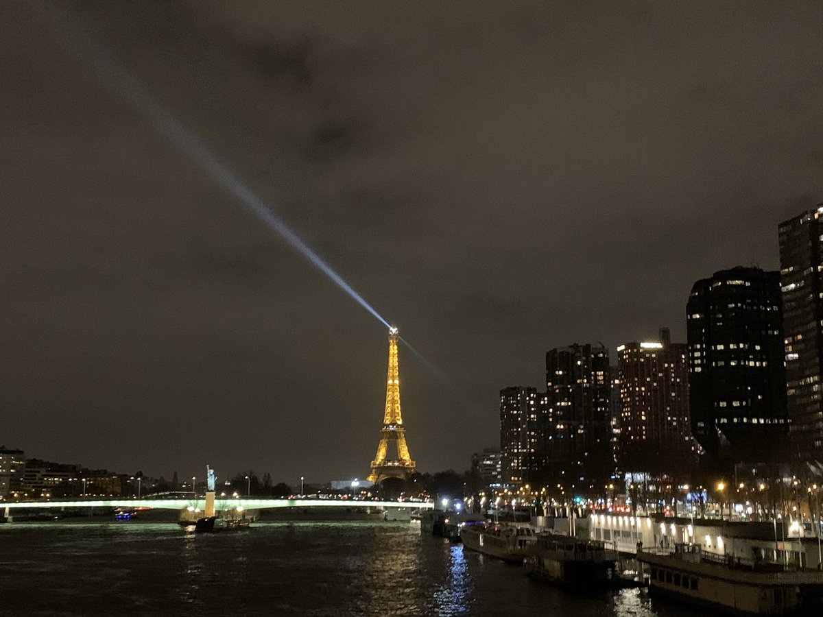 Faridagrlt's tweet photo. Ah .. mais la voilà .. #PontMirabeau la belle illuminée .. My Beauty .. qui fait tout oublier .. et m’accompagne back home ..a gilded and shimmerring reflection against the dark sky and troubled waters ... ✨💫❤️cc @LaTourEiffel @ParisJeTaime #ParisJeT❤️me #Paris15 https://t.co/lvXQj4HmNC