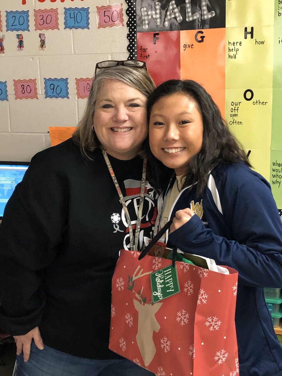 Charleston_ES's tweet photo. So thankful for the @WalkerValleyHS students that collected money to buy books for all Pre-K to 3rd grade students at Charleston! #MerryChristmas #BCSRead20 #OneValley @BradleySchools https://t.co/laPHRItnsh