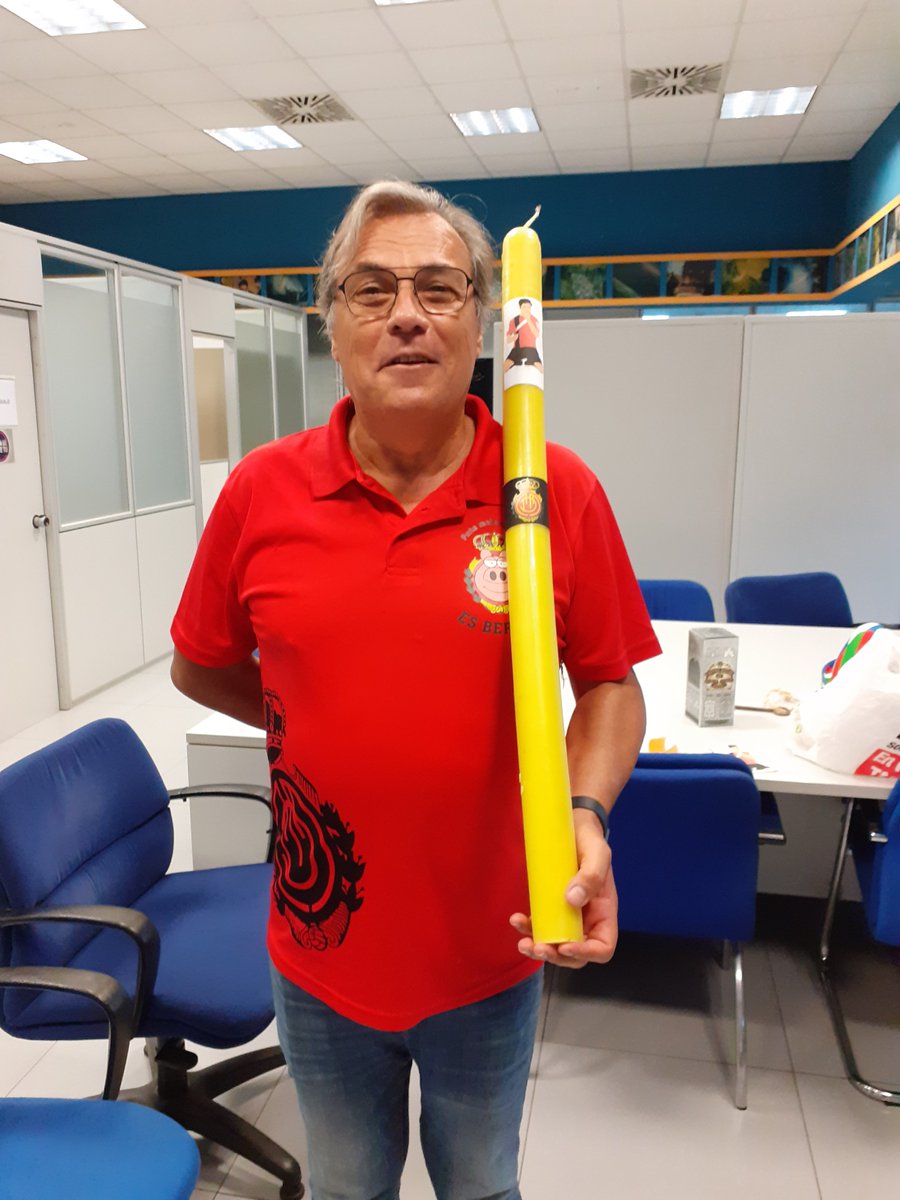 esberro's tweet photo. En Pedro es Berro ja està preparat amb el ciri de San Abdón dels Miracles per arrassar i batre tots els rècords d'audiència al @JoEnSeMesIB3 avui i tota la setmana a partir de les 9'30 a IB3Treeees amb @davidordinas ,els #BonCops i els #DaliCebes
COME ON BERROS TEAM!!!🐷✌😀🎅🌲 https://t.co/ONINxj1WY8