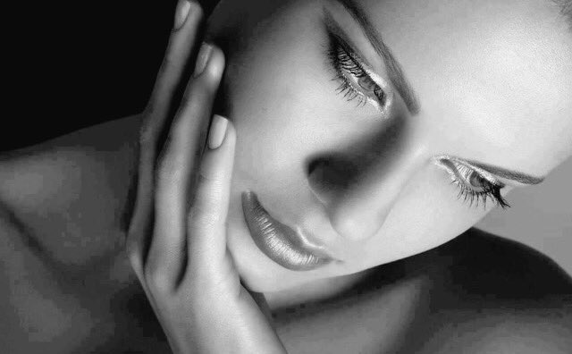 Siamo solo di passaggio in questa vita...e ancora ci ostiniamo ad aggrapparci a COSE FUTILI....Cit.
Buon martedi a tutti ❤🎄⛄