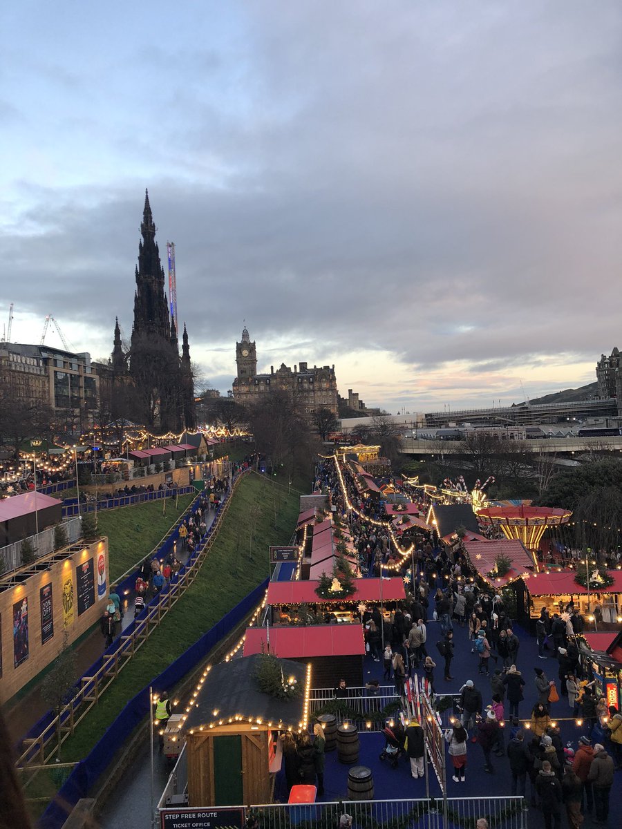 angelshareglass's tweet photo. Just had to tip the hat to Mr W on the way in to @johnniewalker_ Bothy at Edinburgh xmas market.
#whiskychristmas
#stridingman
#johnniewalker https://t.co/QiAfMPbu0G