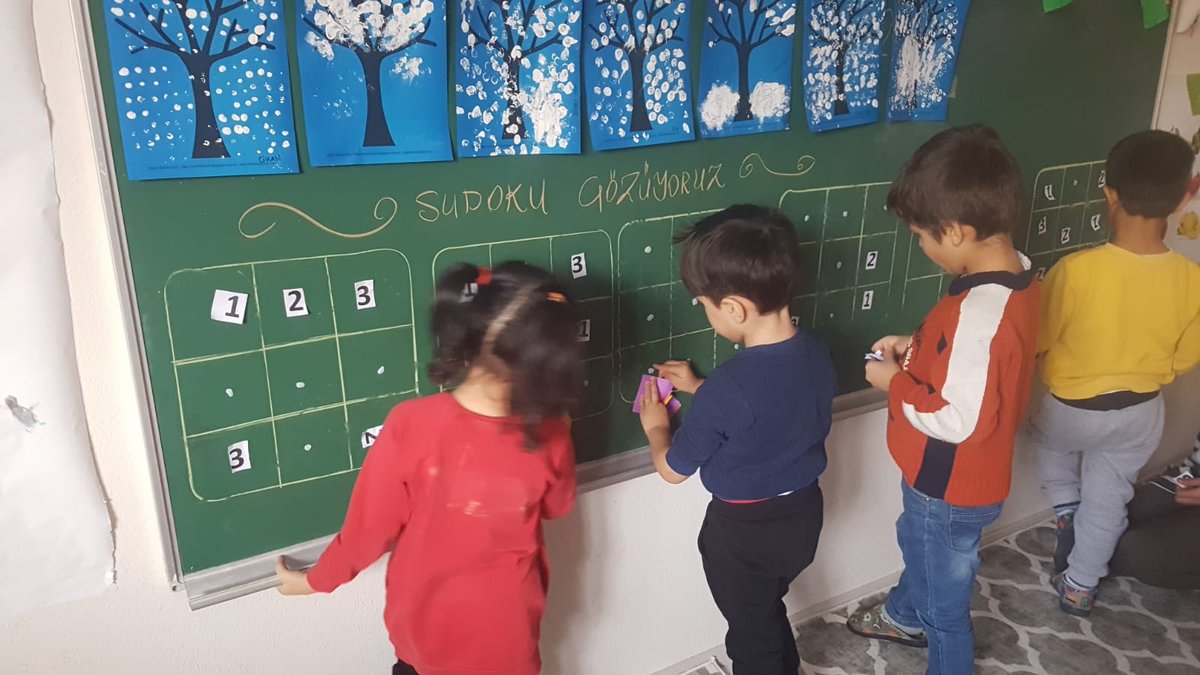 ZbeydeHanmAnao3's tweet photo. Sınıflarımızda matematik oyun etkinliklerini bütünleştirip, sudoku çalışmalarıyla öğrencilerimizin farklı düşünme becerilerini geliştiriyoruz. @taraklimem @sakaryamem @mebailesi2023 @fazilet_durmus @ziyaselcuk https://t.co/xizyT2MclN