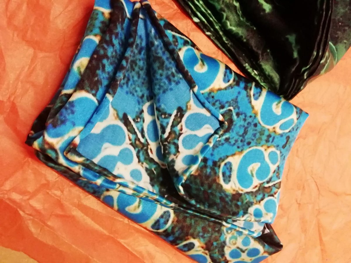 RollHem's tweet image. This is one of many beautifully print pocket squares so check the designer  we hemmed these for!#rollhem #classtitch #frenchrollhem #silk #scarves #printdesigners #pocketsquares #silkscarf