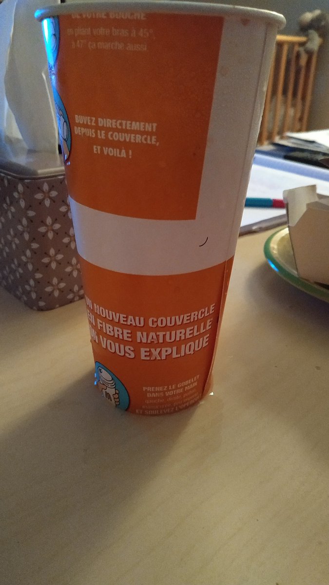 Marj0oo's tweet photo. C'est top vos démarches pour l'écologie, mais svp @McDonalds revoyez vos gobelets 😱 Repas pris au Drive, fuite de partout parce que l'uppercule ne tient pas et les côtés du gobelet s'ouvre comme sur la photo. Sac inondé + burger imbibé de Coca = McDo gâché 😫😤 https://t.co/7ByEbr3sOl