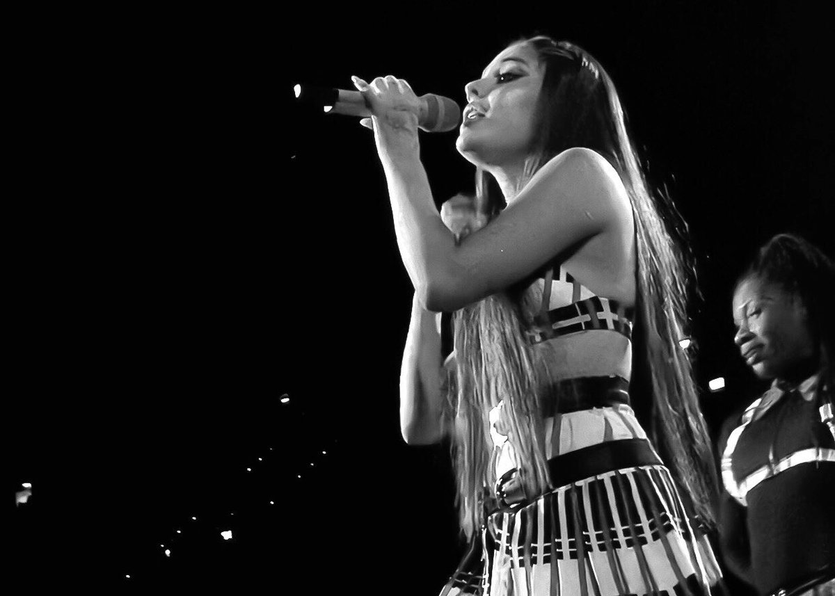caughtupinari's tweet photo. forever grateful i got to experience this tour 4 times. the best nights. 4 times front row, so close to my idol &amp; it still feels so unreal. this tour got me through this year &amp; i will always look back at it with the biggest smile on my face. thank u for the memories @ArianaGrande https://t.co/mRolSUYWmm