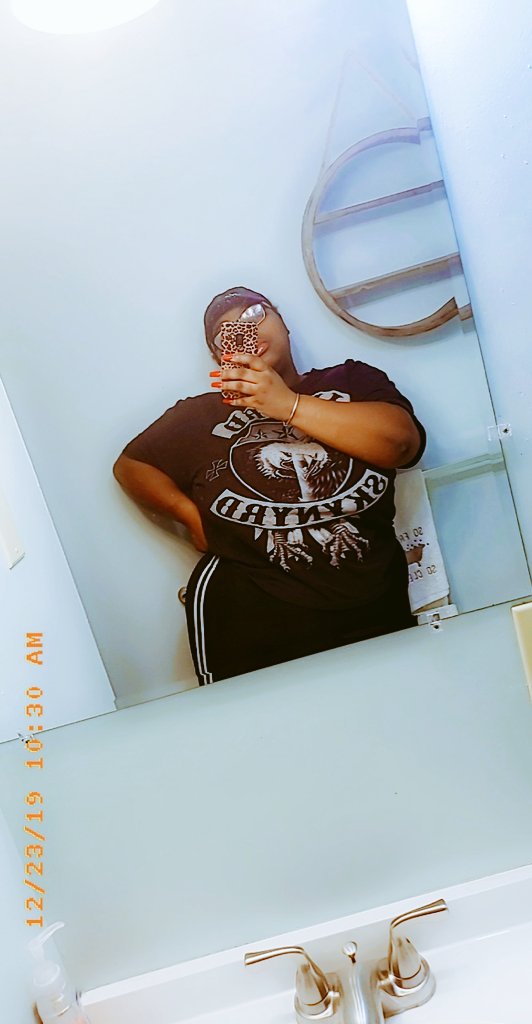 Mamamarie96's tweet photo. Always vibed out. Peep the shirt #Nightsatwork https://t.co/YbM4zgOWr3