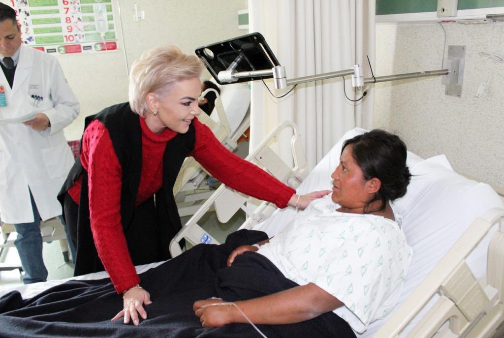 SuMrXTransforMr's tweet photo. .@mercedesrangell, presidenta del Voluntariado del ISEM A.C. visitó a las mamás y futuras mamás que se encuentran en el Hospital Materno Perinatal “Monica Pretelini Sáenz” deseándoles que ellas y sus pequeñ@s tengan mucha salud y pronto estén en sus hogares. https://t.co/b1Ufq8bGij
