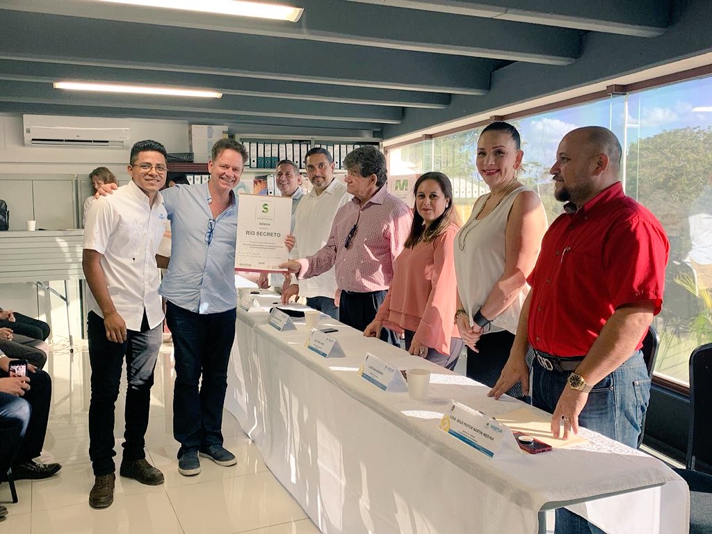 ElitemagazineRM's tweet photo. Gracias al compromiso con el medio ambiente, @riosecreto recibió el "Distintivo S". 💚💙 
#felicidades #riosecreto https://t.co/JAUsgEpsGS