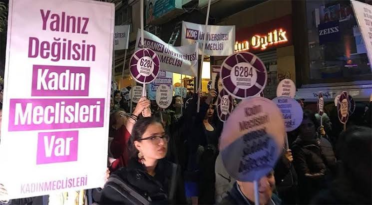kcdplatformu's tweet photo. Yalova’da bir fotoğrafçı dükkanındaki soyunma kabinine gizli kamera yerleştirerek kadınların görüntülerini kaydeden erkek,
Yanında staj yapan öğrencilerin şikayeti ve tepkiler üzerine tutuklandı.
25 Aralık Çarşamba 14.30'da Yalova Adliyesi'nde olacağız.
#TacizeSessizKalmıyoruz https://t.co/CR7hC3u6OX