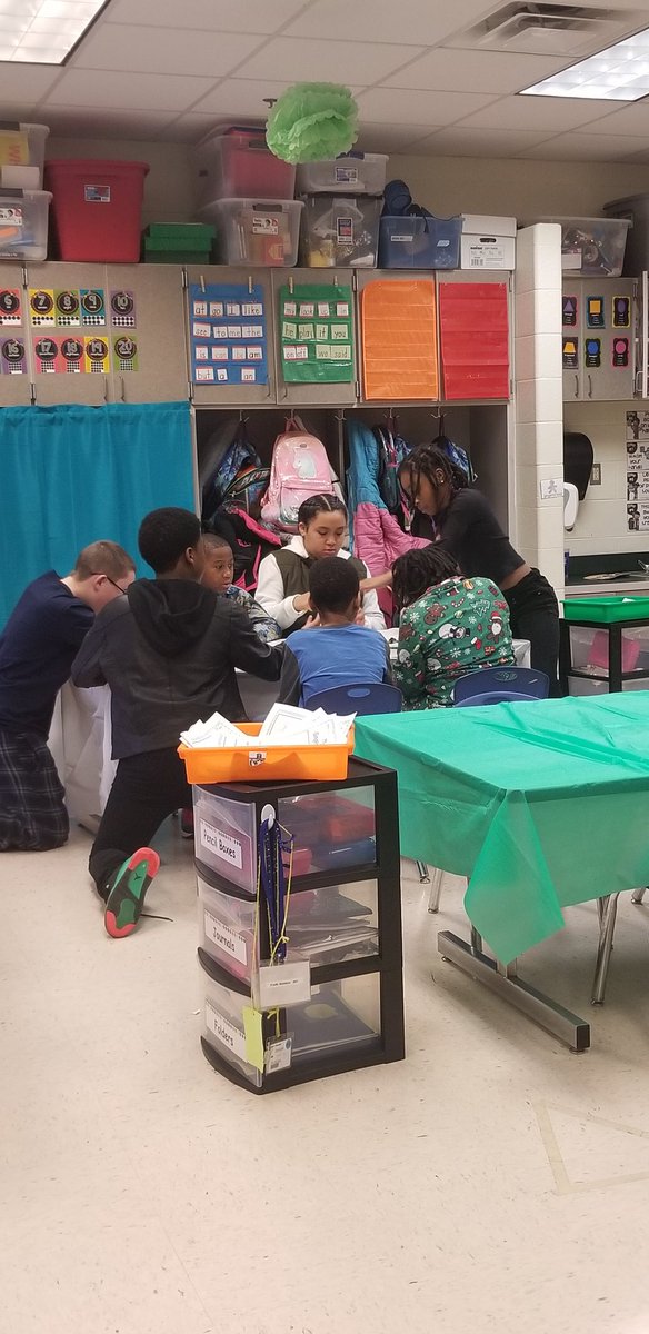 mrsevansK's tweet photo. House Meeting Success!  Team Versantur worked together to come up with examples of being responsible.  3rd, 4th and 5th graders buddied up with K-2 students and everyone was engaged! #housemeeting #werunasone @JGillAP @MrsErie5thGrade @NBoonePrincipal #chalkley https://t.co/pphE179ueJ
