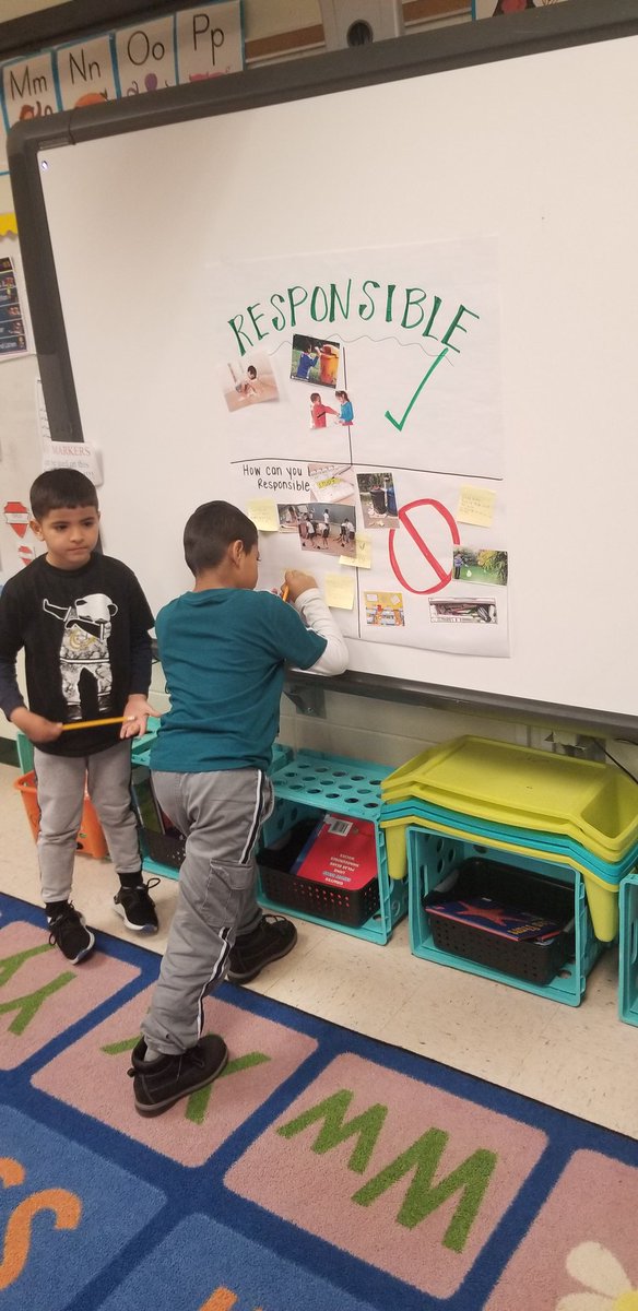 mrsevansK's tweet photo. House Meeting Success!  Team Versantur worked together to come up with examples of being responsible.  3rd, 4th and 5th graders buddied up with K-2 students and everyone was engaged! #housemeeting #werunasone @JGillAP @MrsErie5thGrade @NBoonePrincipal #chalkley https://t.co/pphE179ueJ