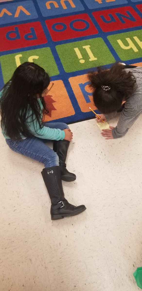 mrsevansK's tweet photo. House Meeting Success!  Team Versantur worked together to come up with examples of being responsible.  3rd, 4th and 5th graders buddied up with K-2 students and everyone was engaged! #housemeeting #werunasone @JGillAP @MrsErie5thGrade @NBoonePrincipal #chalkley https://t.co/pphE179ueJ