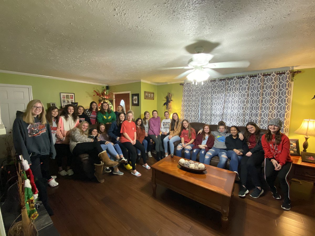 loripwilliams's tweet photo. Merry Christmas from the DCHS Girls Soccer Team! 🎄⚽️🥅🎁  #lovemyothergirls https://t.co/Afgdmablzn