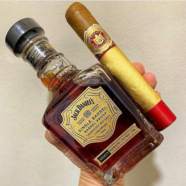 purosmarket's tweet photo. Creemos no estar equivocados en esta excelente elección!!!.- Salud!! 🥃🥃🥃
.-
.-
.-
#followus in @tabacostore 😎🔥🔥🔥 y comparte con nosotros el placer por los #buenoshumosylargascenizas.
.-
.-
.-
.-. #cigarmedia #tabacostore #cigarinfluencer #cigara… https://t.co/zdV7pzrEhM https://t.co/hI2wQvvcJE