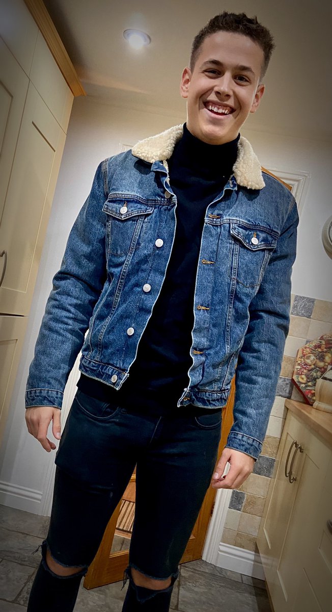 unofficialrob's tweet image. @RileyBryant_ &amp;amp; his ‘all because the lady loves Milk Tray’ look.!! 👩🏻 #rollneck #cadburys #milktrayman