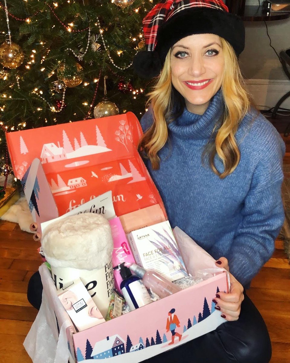 katewalsh's tweet image. Santa’s little helper is back to share with you my favs from the #FabFitFun winter box as a #FabFitFunPartner ❤️ The box is an unreal value, plus they even partner with charities &amp;amp; female founded companies too!