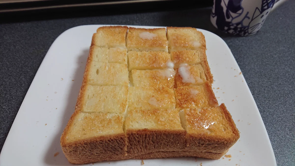 結婚8年目にして食した、妻が神戸ホテルのパン部門で修行していた頃教わった切目入り食パン！！