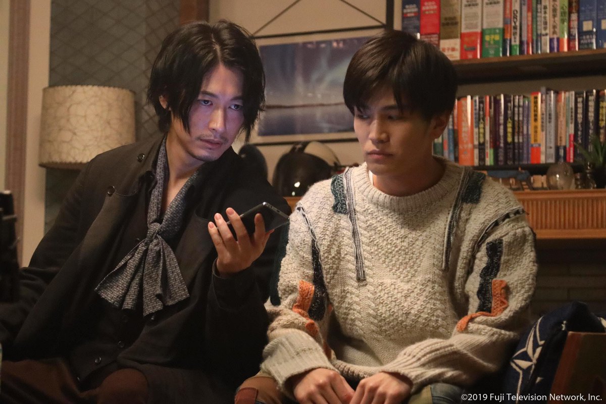 깊은 밤 병동 옥상에서 추락사한 시신 위에 버터와 파슬리만 남아있었다. 범죄 컨설턴트 호마레 시시오는 이 사건에 대한 흥미를 느끼고 뭔가를...