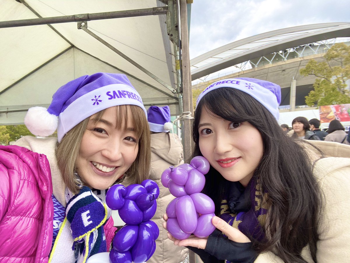 merryballoon's tweet photo. 第2段っ！
こうやってみると。。
サンフレッチェサポーターの皆さん、
お子さんだけじゃなくて大人の方も声かけてくださって、
今日の願掛けにってたくさん風船もらいにきてくれる❣️
来年はもっと必勝パワー貯めときますねっ！笑
#サンフレッチェ広島 #メリーバルーン https://t.co/k0lWWFvAav
