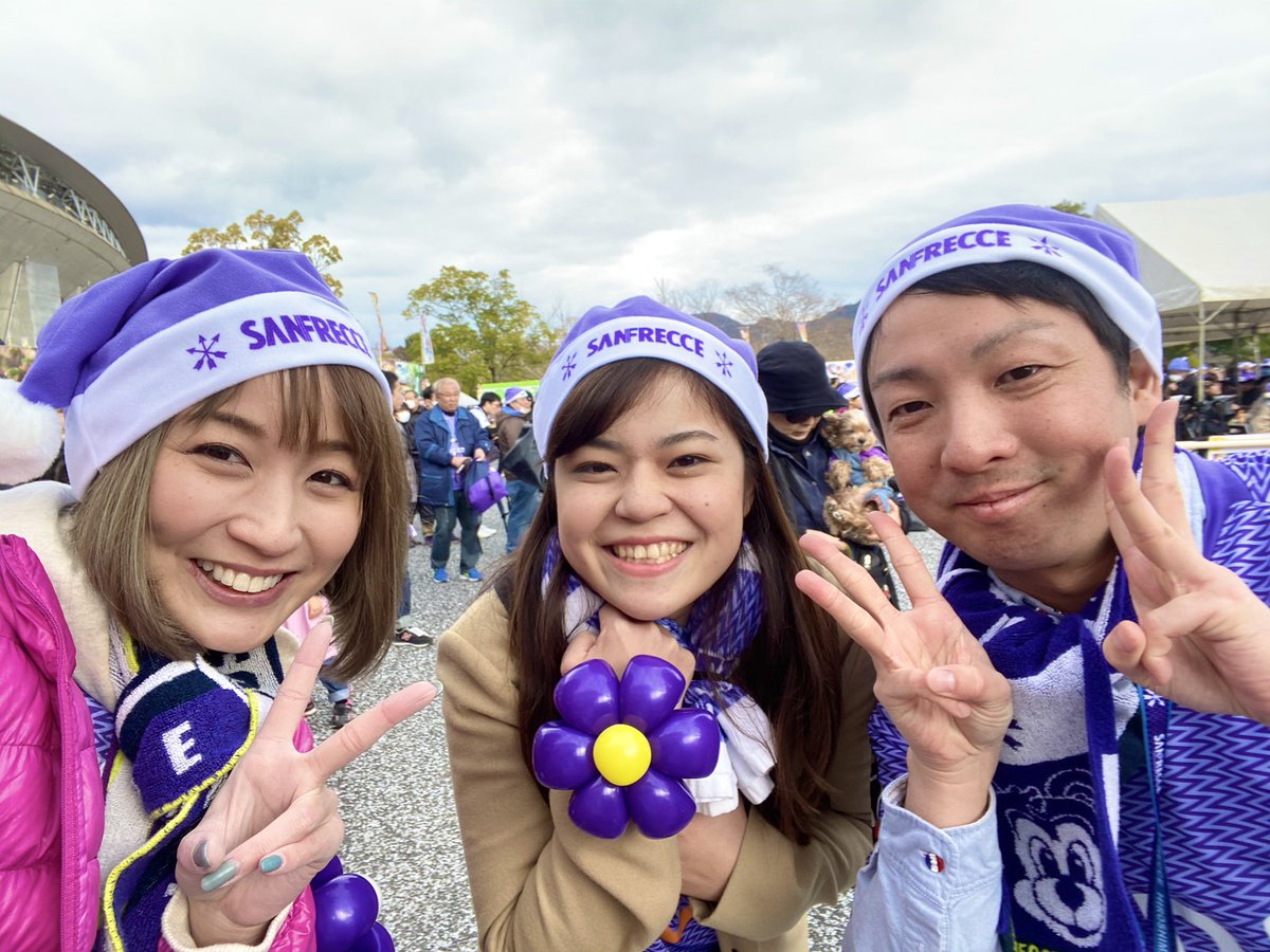 merryballoon's tweet photo. 第2段っ！
こうやってみると。。
サンフレッチェサポーターの皆さん、
お子さんだけじゃなくて大人の方も声かけてくださって、
今日の願掛けにってたくさん風船もらいにきてくれる❣️
来年はもっと必勝パワー貯めときますねっ！笑
#サンフレッチェ広島 #メリーバルーン https://t.co/k0lWWFvAav