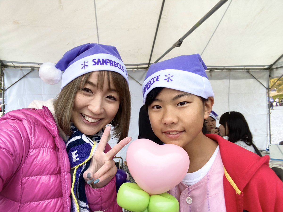 merryballoon's tweet photo. 第3段！
毎試合キックオフ4時間前からおまつり広場でバルーンを配っています。
後半になると長蛇の列ができるのですが、キックオフまでに配りきる使命感で、最後は超特急でバルーンを作ってます。笑
後半は写真撮れず無念😭
今季も仲良くしてくれてありがとう❣️
#サンフレッチェ広島 #メリーバルーン https://t.co/02xO7Y5pqS