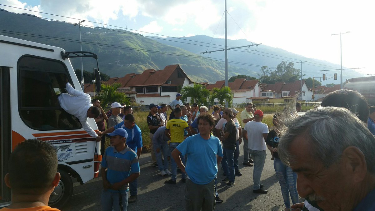 danielperdomo33's tweet photo. @leoperiodista merideños protestan ya que e/s alto chama no tiene autorización de PDVSA para surtir y la gandola descargando no quieren estar la noche buena  en cola https://t.co/naqIkaU4Gh