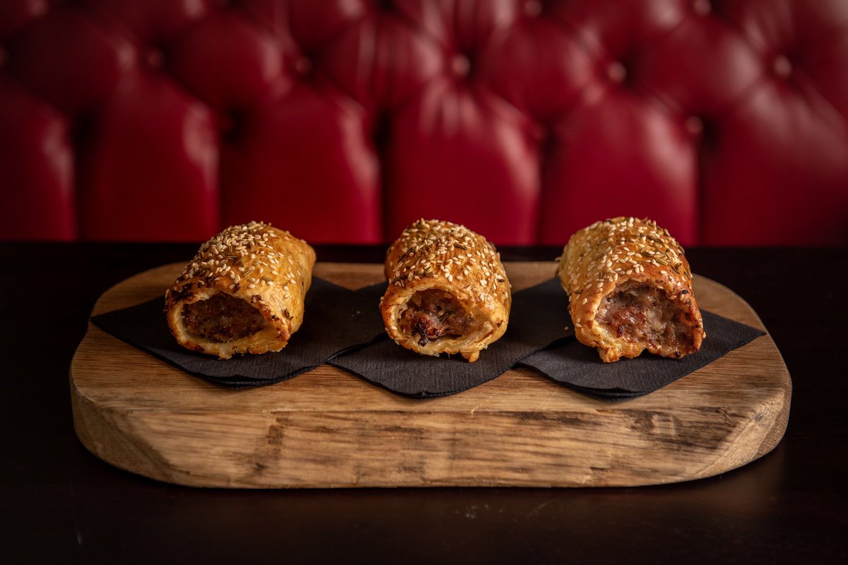 gunmakerspub's tweet photo. They see me rollin'...
These beauties are our pork, fennel and red wine sausage rolls 😋
#SausageRoll #London #Pub https://t.co/t6wesF5RJa